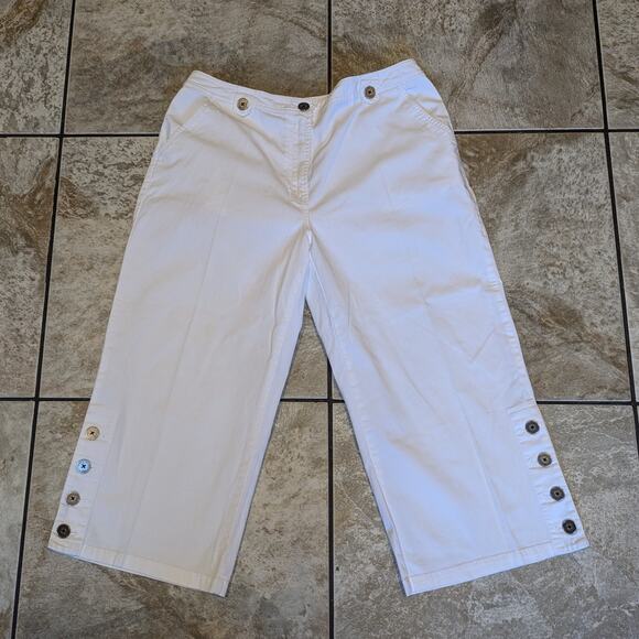 Chicos Womens 32x21 Capris Straight Leg White Button Size 1 Summer Golf Pant - Picture 1 of 9